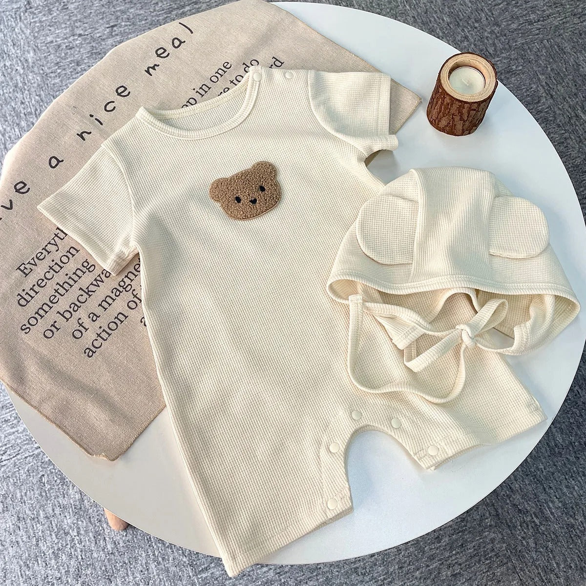Sommardräkt för Bebisar – Waffle Jumpsuit med Björnpatch & Söt Mössa