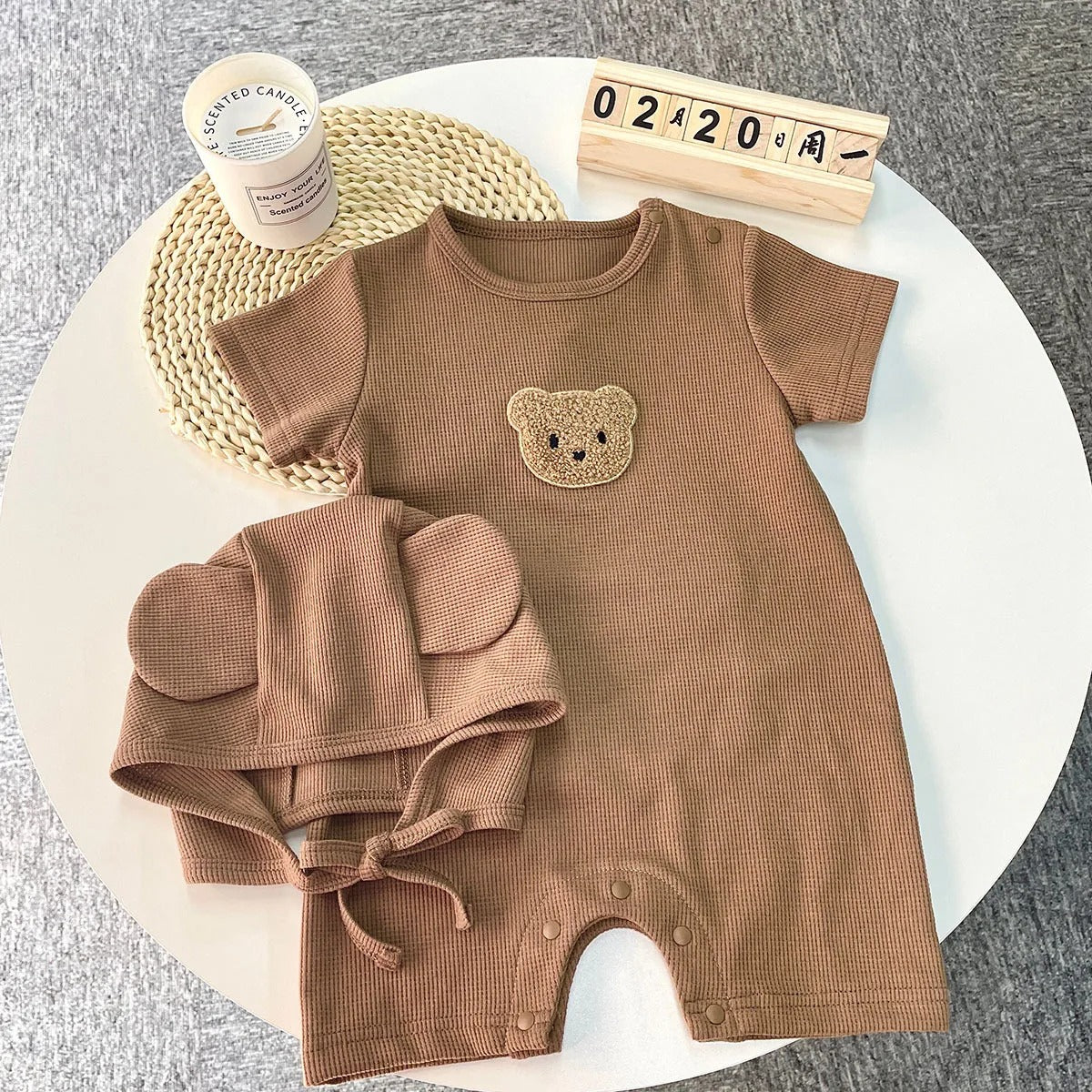 Sommardräkt för Bebisar – Waffle Jumpsuit med Björnpatch & Söt Mössa