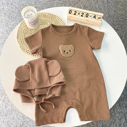 Sommardräkt för Bebisar – Waffle Jumpsuit med Björnpatch & Söt Mössa