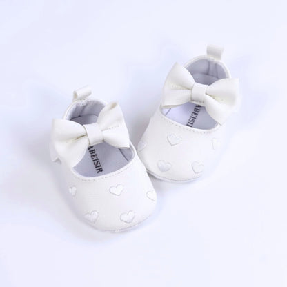 Baby Sneakers med Broderat Hjärtmotiv – Första Stegskor för Små Prinsessor
